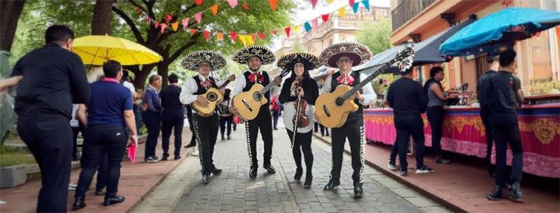 Mariachi Salinas performing